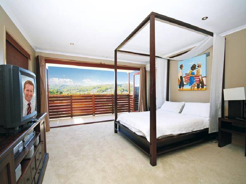 3 BAEKEA DRIVE, Elanora QLD 4221