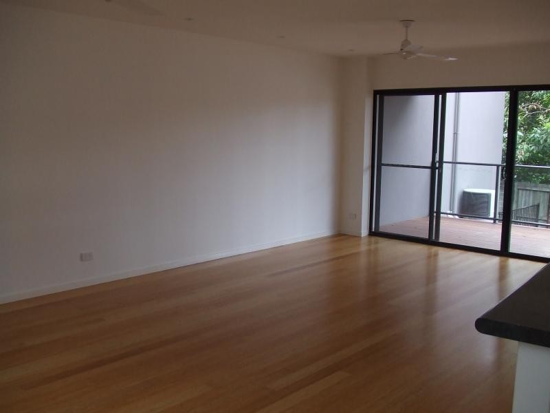 Unit 2/10 Guineas Creek Rd, Elanora QLD 4221