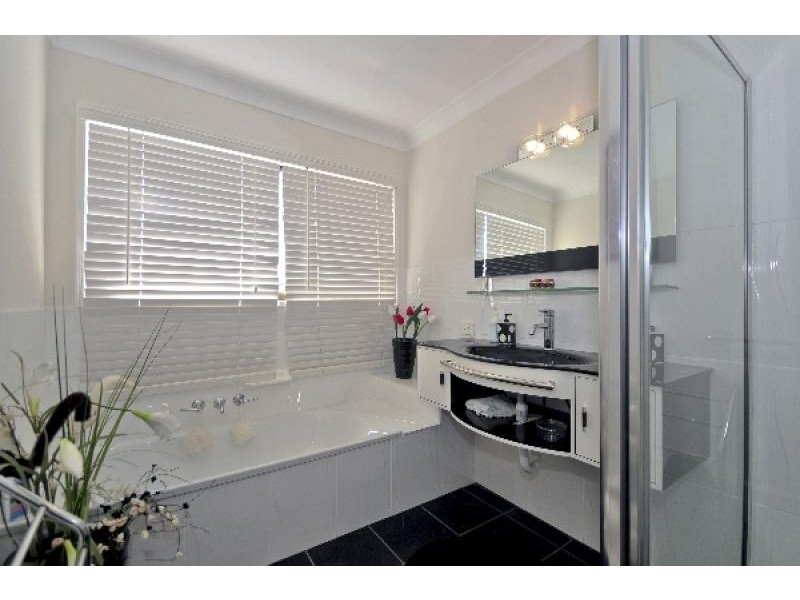 8 Doubleview Drive, Elanora QLD 4221