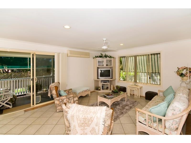 4 Hibertia Avenue, Elanora QLD 4221