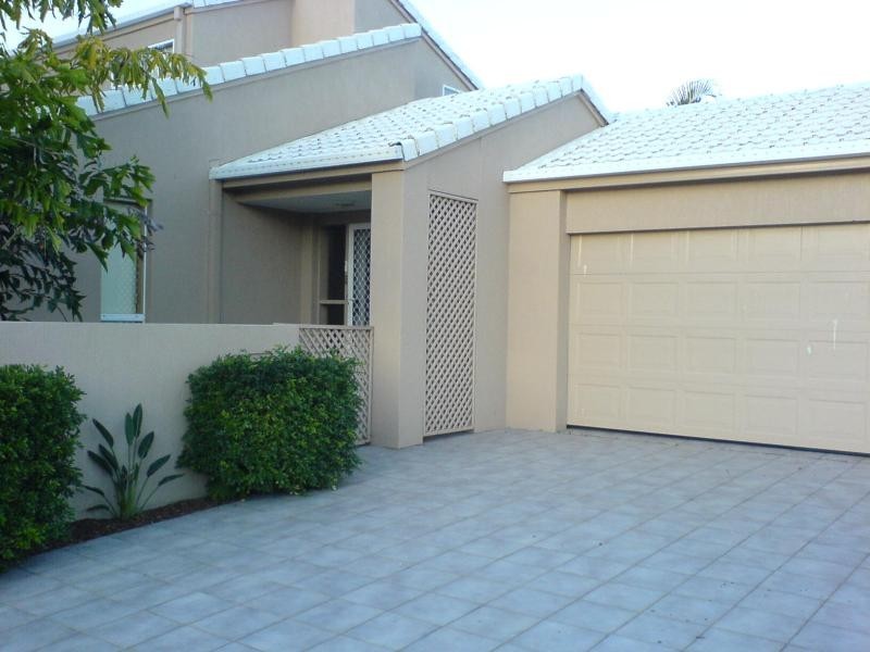 28 EMERTON CRESCENT, Robina QLD 4226