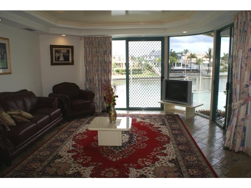 6 CRESTMORE COURT, Mermaid Waters QLD 4218