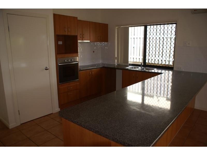 37 LANTAU CRESCENT, Varsity Lakes QLD 4227