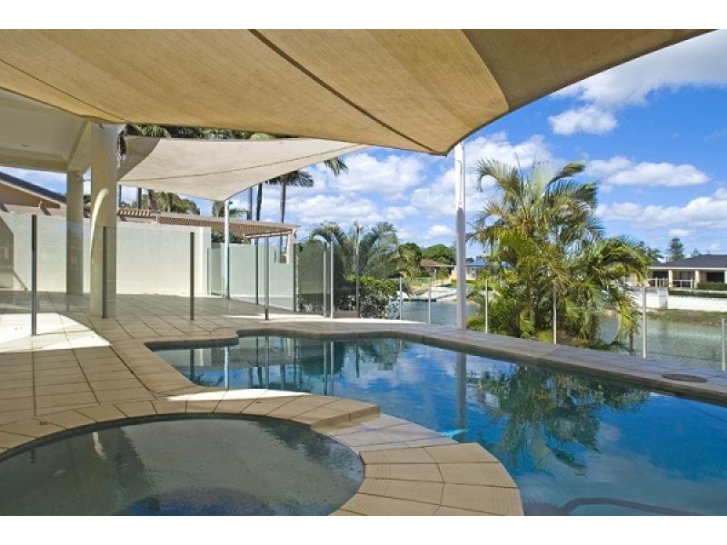 31 BEVERLEY CRESCENT, Broadbeach Waters QLD 4218