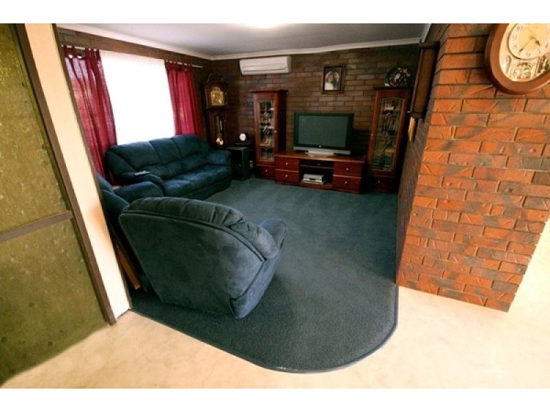 70 Dawn Parade, Thabeban QLD 4670