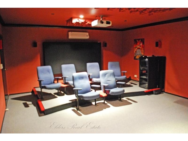 9 Jensen St., Avenell Heights QLD 4670