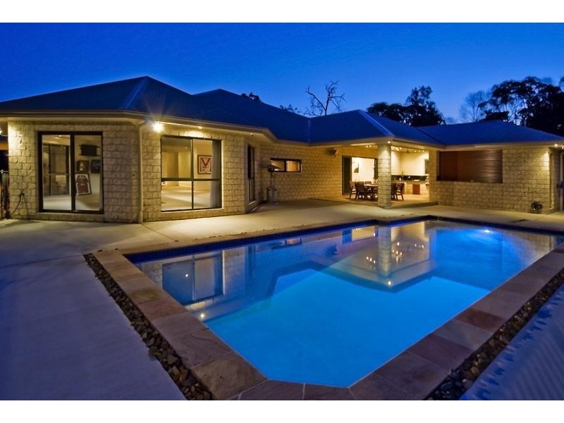 1 Honeysuckle Court, Cornubia QLD 4130