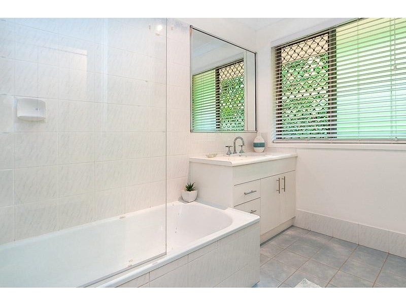 49 Cowra Street, Tanah Merah QLD 4128