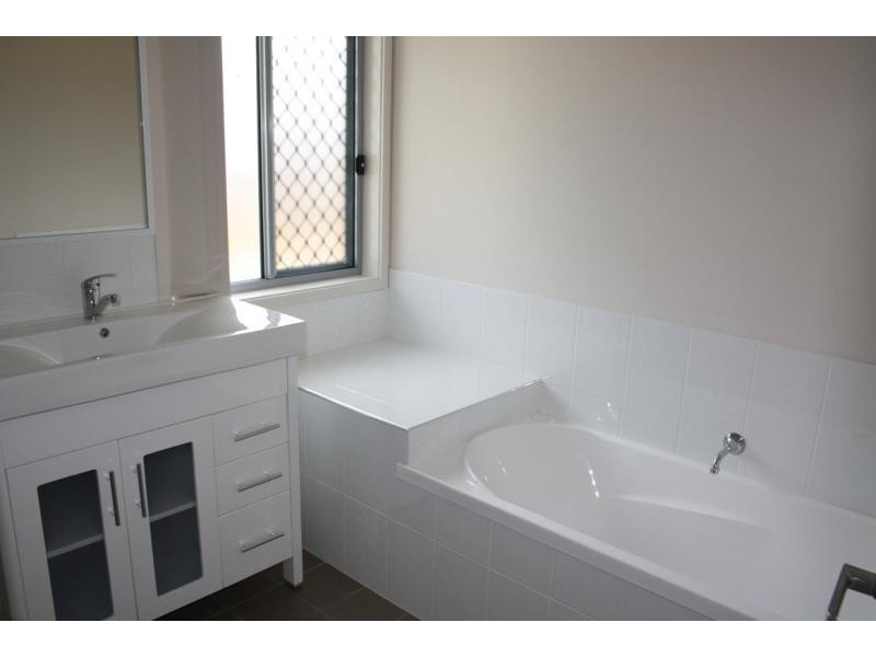 8 Dily Street, Hillcrest QLD 4118