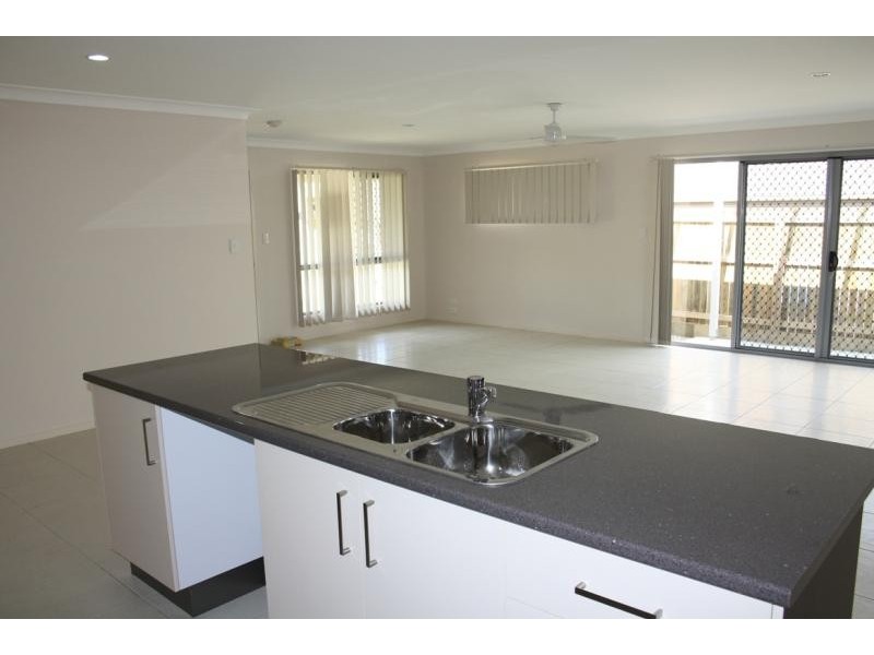 8 Dily Street, Hillcrest QLD 4118