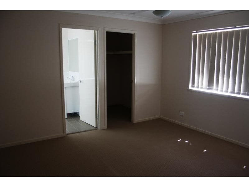 8 Dily Street, Hillcrest QLD 4118