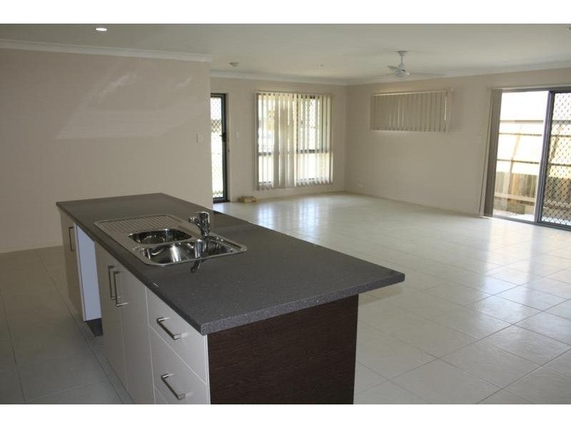 8 Dily Street, Hillcrest QLD 4118