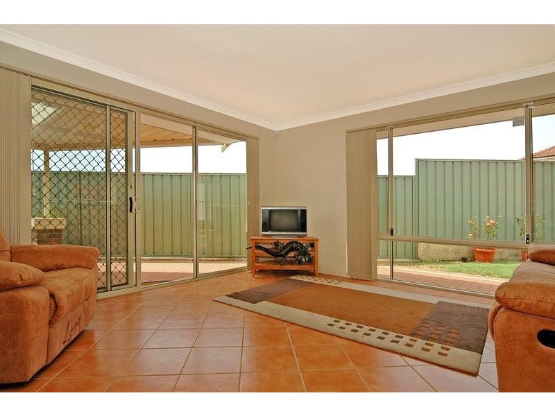 6 Stonewall Circuit, Landsdale WA 6065