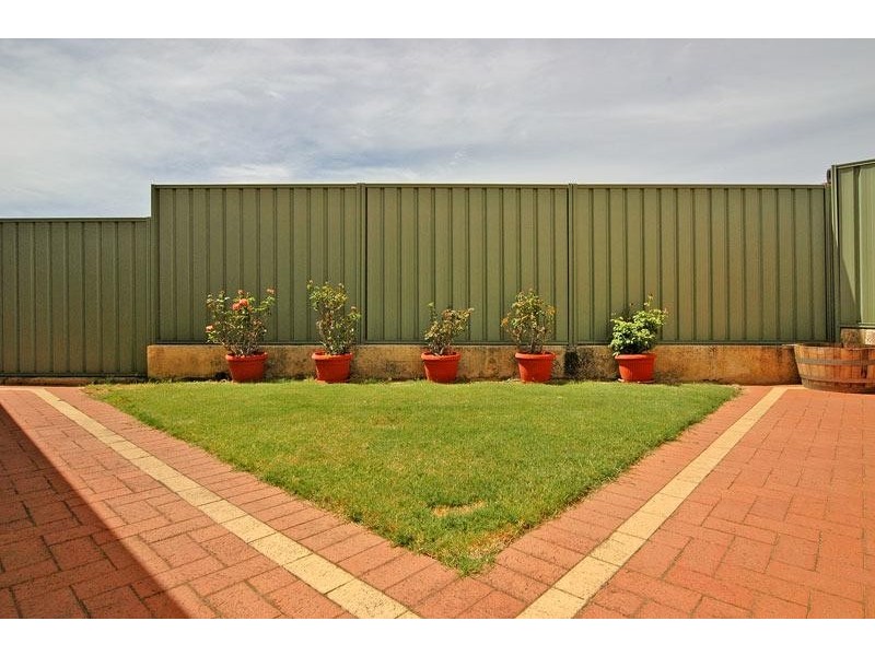 6 Stonewall Circuit, Landsdale WA 6065