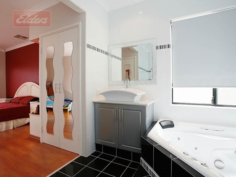 10 Romaine Loop, Darch WA 6065