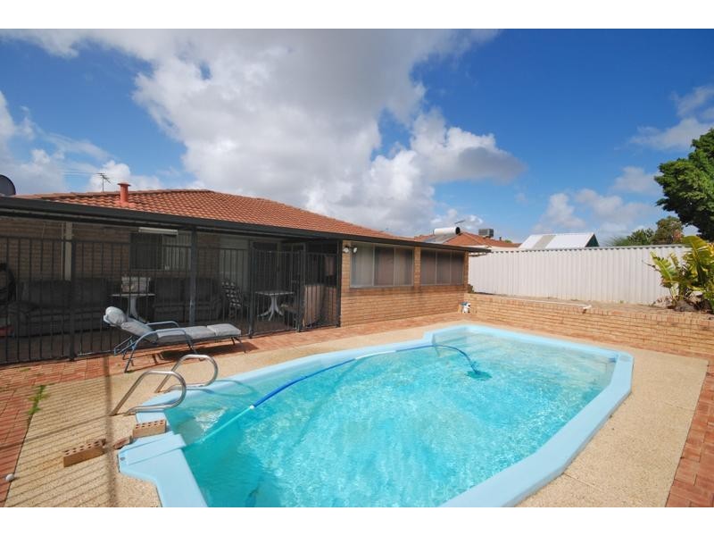 5 Bannerman Court, Marangaroo WA 6064