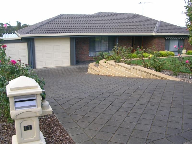 11 GOLLAN AVENUE, Strathalbyn SA 5255