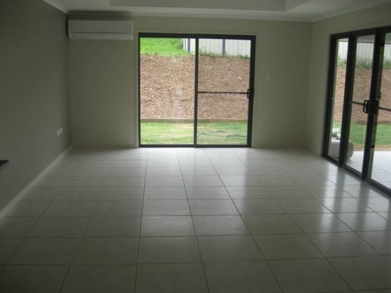 8 Eagle Hawk Drive, Southside QLD 4570