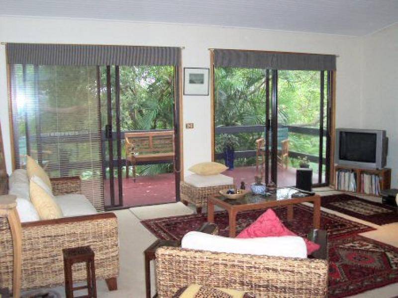 8 GILBA AVENUE, Ocean Shores NSW 2483