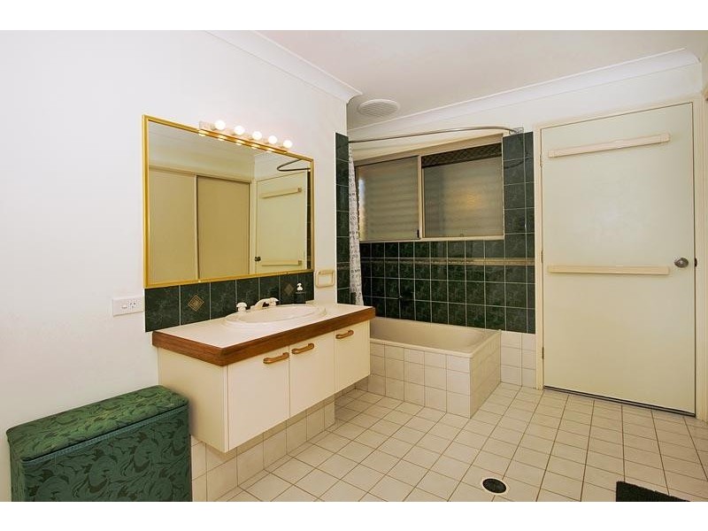 19 Berrimbillah Court, Ocean Shores NSW 2483