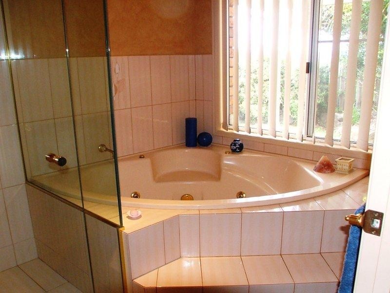 11 Tongarra Drive, Ocean Shores NSW 2483