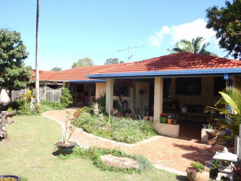 8 Nandroya Avenue, Ocean Shores NSW 2483