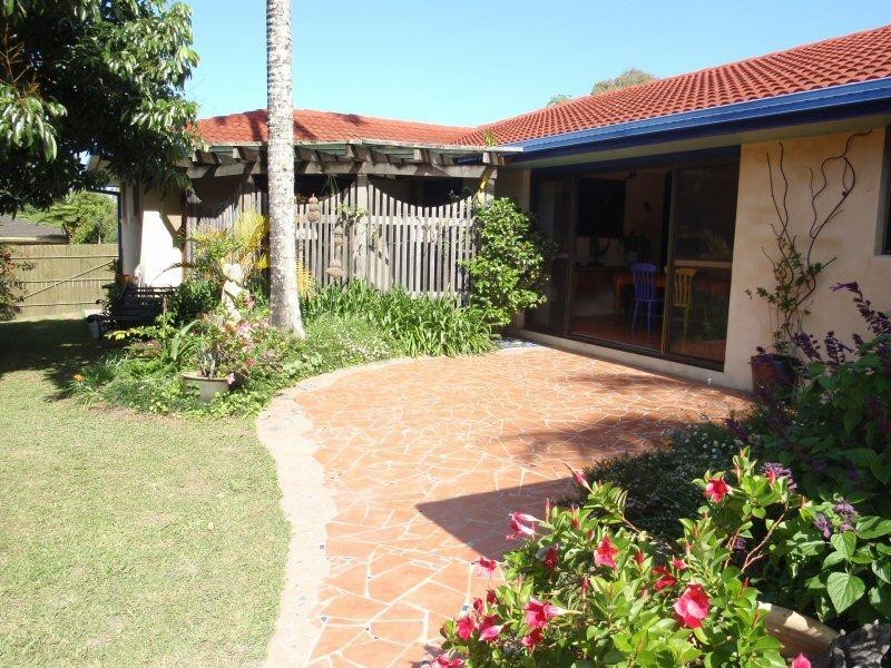 8 Nandroya Avenue, Ocean Shores NSW 2483
