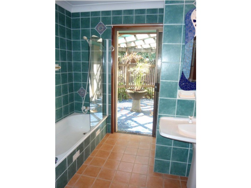 8 Nandroya Avenue, Ocean Shores NSW 2483