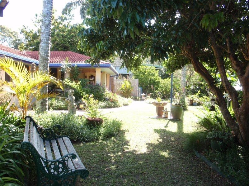 8 Nandroya Avenue, Ocean Shores NSW 2483