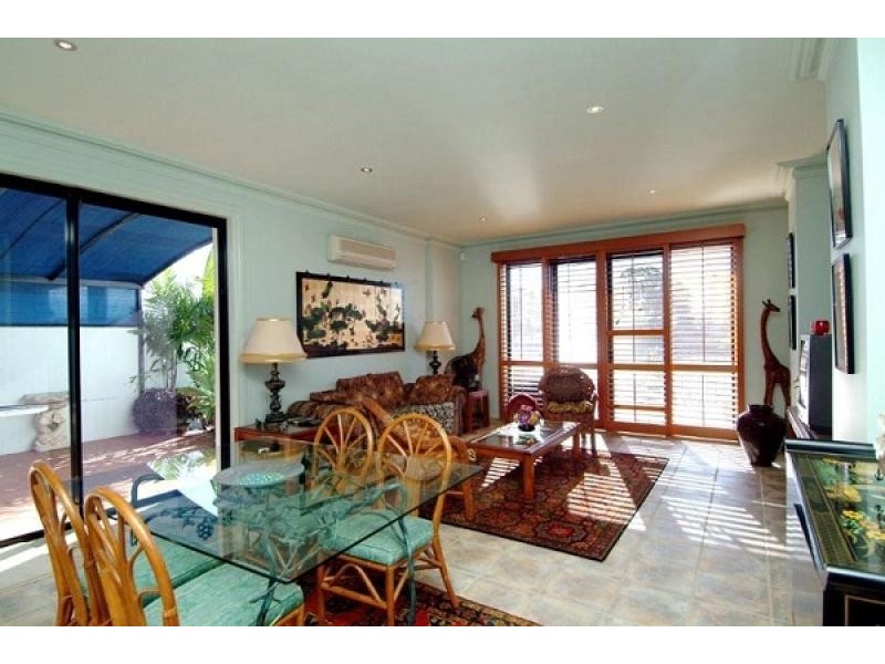 9 IPSLEY DRIVE, Broadbeach Waters QLD 4218