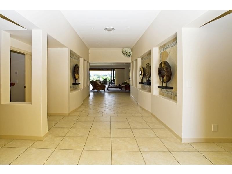 8 KAWANA CRESCENT, Ashmore QLD 4214