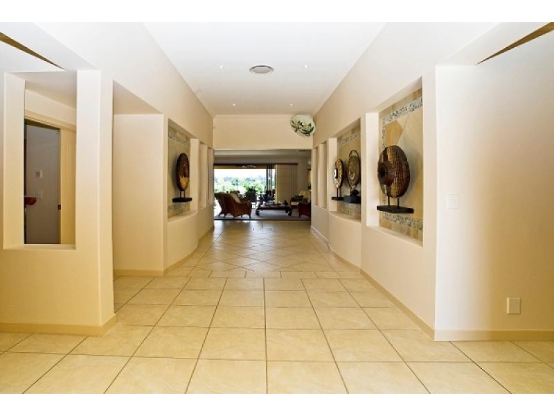 8 KAWANA CRESCENT, Ashmore QLD 4214