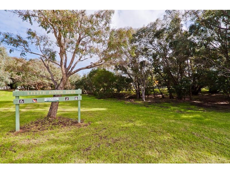 8 Greenough Crt, Jane Brook WA 6056