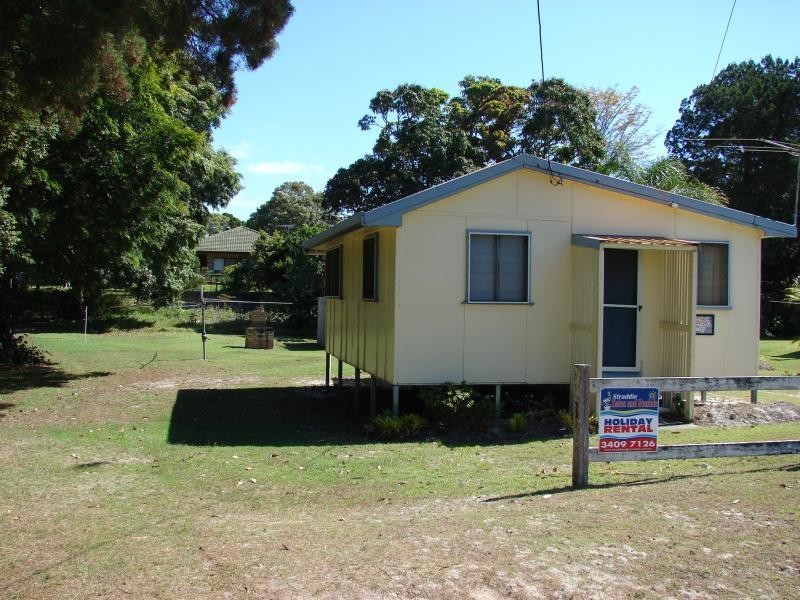 6 Miles Street, Amity Point QLD 4183