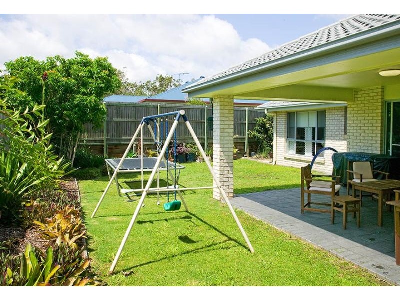 18 Azure Avenue, Redland Bay QLD 4165