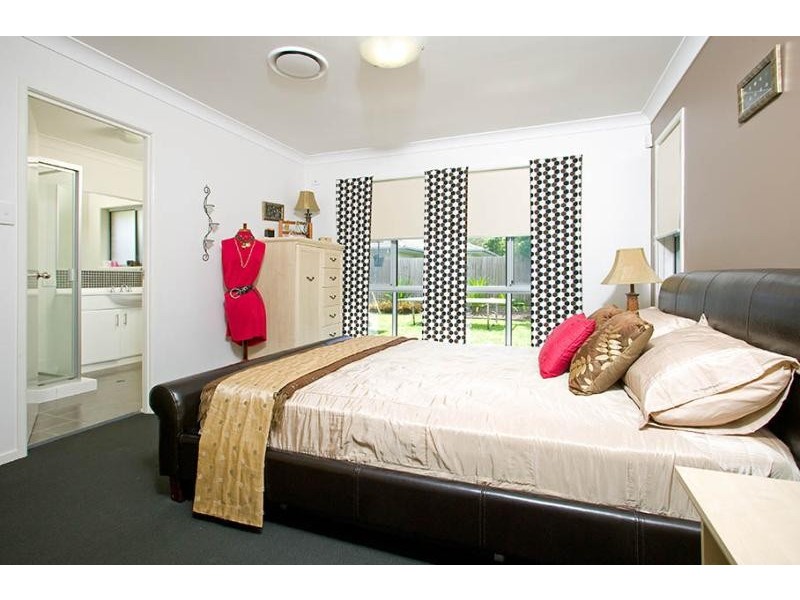 18 Azure Avenue, Redland Bay QLD 4165