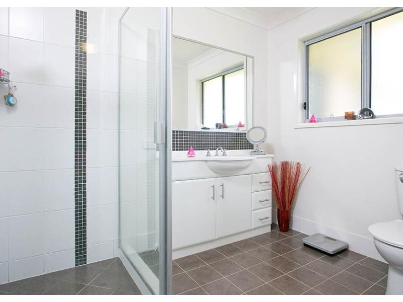 18 Azure Avenue, Redland Bay QLD 4165