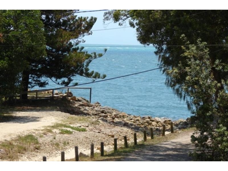 2 Millers Lane, Amity Point QLD 4183