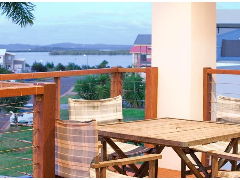 82 Penzance Dr, Redland Bay QLD 4165