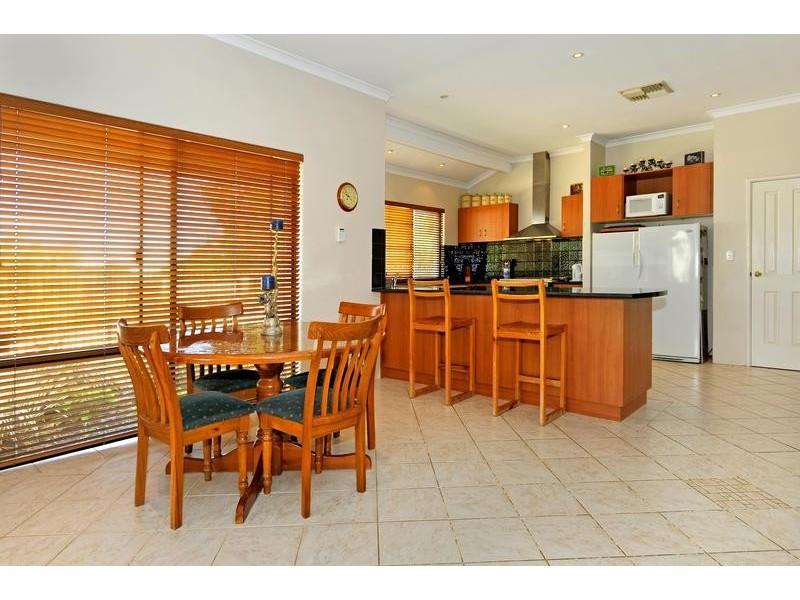 11 Lakeside Drive, Helena Valley WA 6056