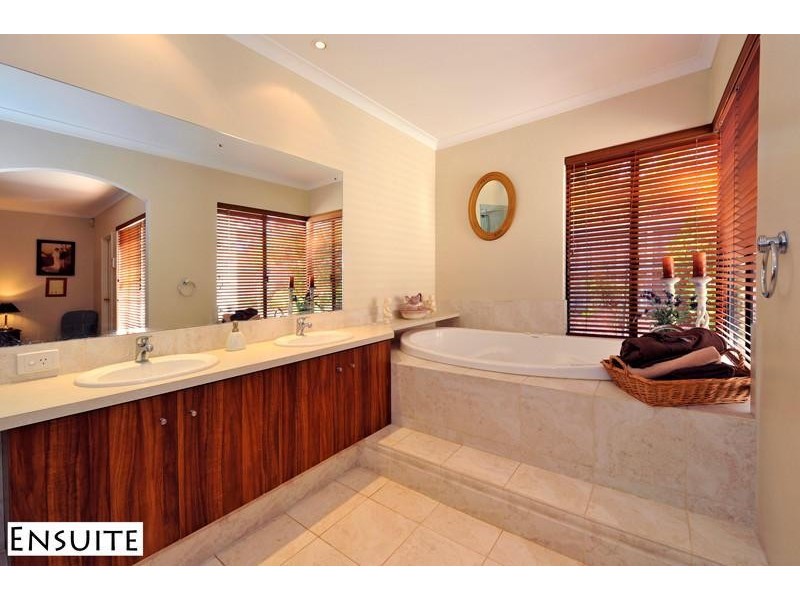 11 Lakeside Drive, Helena Valley WA 6056