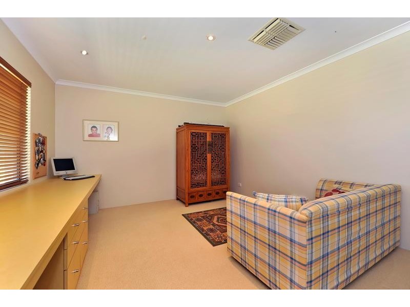 11 Lakeside Drive, Helena Valley WA 6056