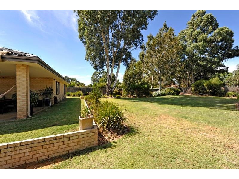 11 Lakeside Drive, Helena Valley WA 6056