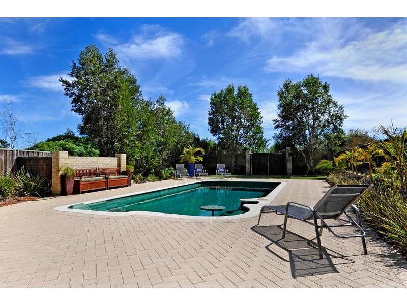 11 Lakeside Drive, Helena Valley WA 6056