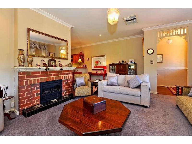 9 River Bank Boulevard, South Guildford WA 6055