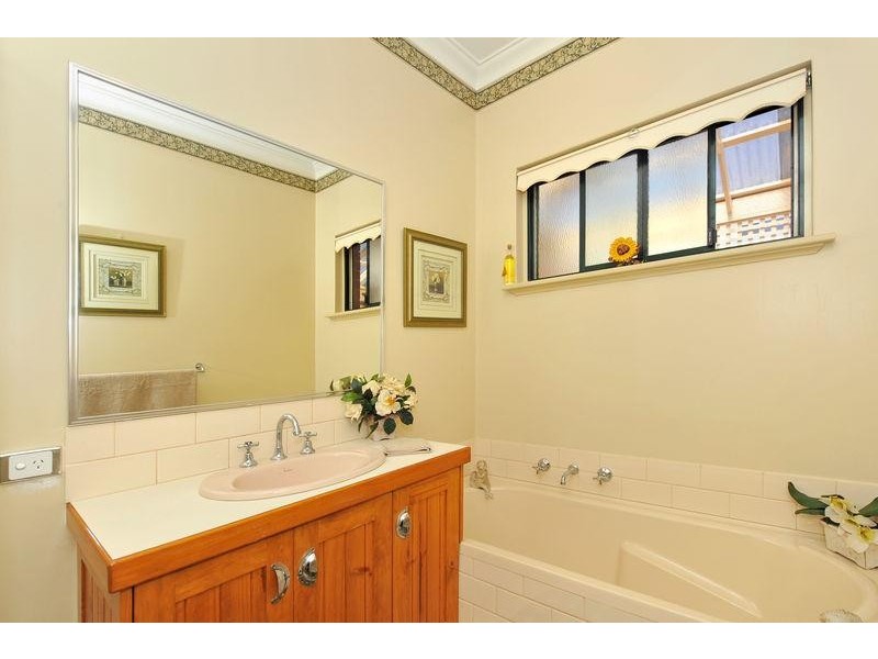 9 River Bank Boulevard, South Guildford WA 6055