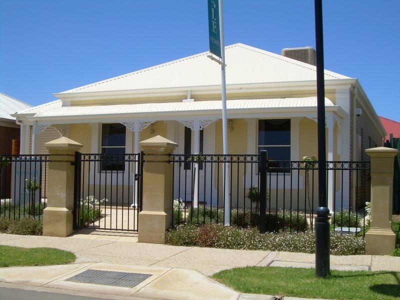 8 YARLE STREET, Mawson Lakes SA 5095