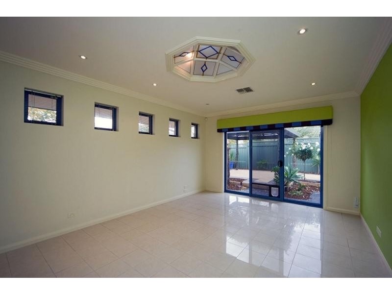 4 Windermere Crescent, Mawson Lakes SA 5095