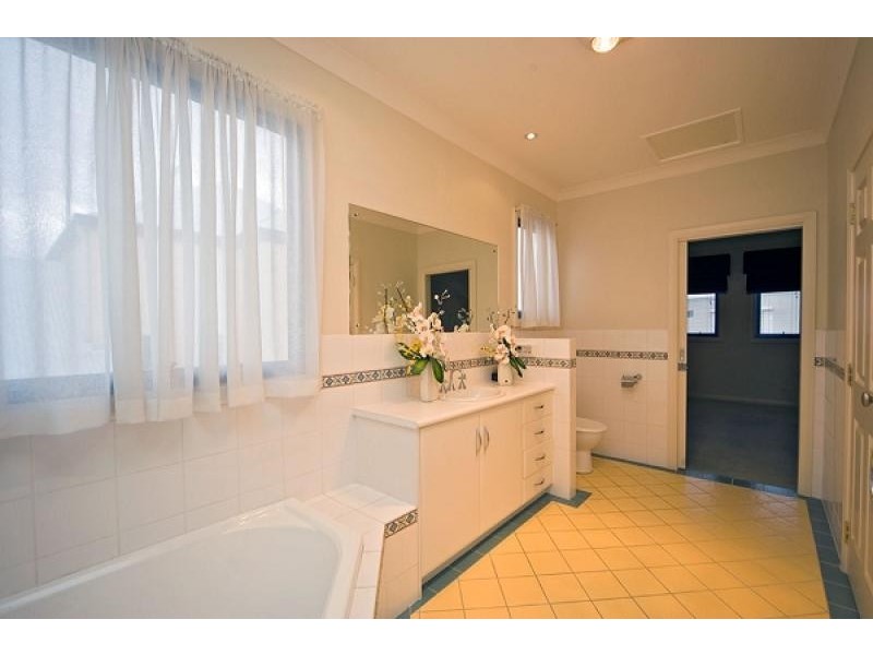 4 Windermere Crescent, Mawson Lakes SA 5095