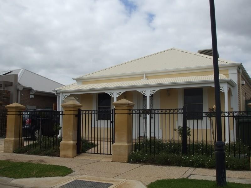 8 Yarle Street, Mawson Lakes SA 5095